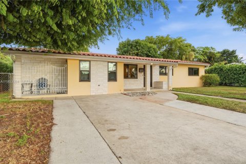 Villa ou maison à vendre à Miami, Floride: 4 chambres, 156.54 m2 № 1991967 - photo 1