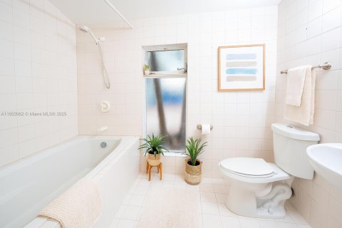 Casa en alquiler en Miami, Florida, 3 dormitorios, 174.38 m2 № 1874251 - foto 3