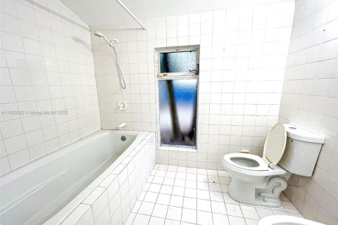Casa en alquiler en Miami, Florida, 3 dormitorios, 174.38 m2 № 1874251 - foto 4
