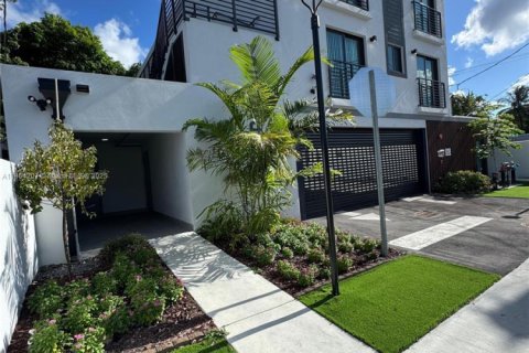 Commercial property in Miami, Florida № 2023167 - photo 5