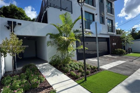 Commercial property in Miami, Florida № 2023167