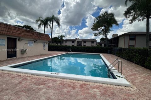 Снять в аренду квартиру в Майами, Флорида 3 спальни, 104.52м2, № 1977858 - фото 17
