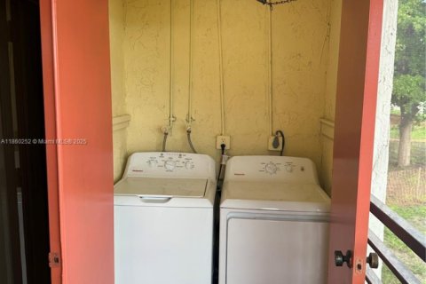 Снять в аренду квартиру в Майами, Флорида 3 спальни, 104.52м2, № 1977858 - фото 15