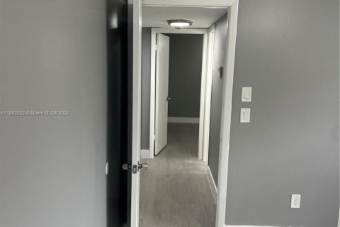 Снять в аренду квартиру в Майами, Флорида 3 спальни, 104.52м2, № 1977858 - фото 14