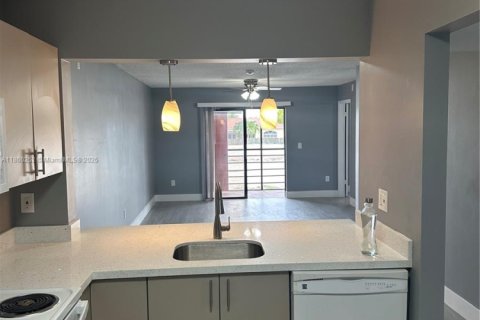 Снять в аренду квартиру в Майами, Флорида 3 спальни, 104.52м2, № 1977858 - фото 1