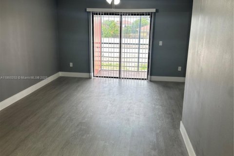 Снять в аренду квартиру в Майами, Флорида 3 спальни, 104.52м2, № 1977858 - фото 5