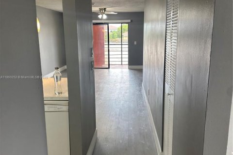 Снять в аренду квартиру в Майами, Флорида 3 спальни, 104.52м2, № 1977858 - фото 3