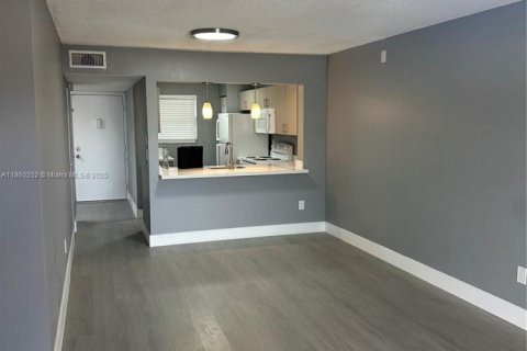 Снять в аренду квартиру в Майами, Флорида 3 спальни, 104.52м2, № 1977858 - фото 4