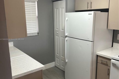 Снять в аренду квартиру в Майами, Флорида 3 спальни, 104.52м2, № 1977858 - фото 2
