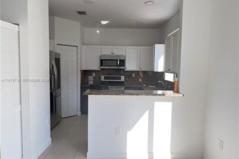 Купить таунхаус в Хомстед, Флорида 4 спальни, 161.28м2, № 2045367 - фото 15