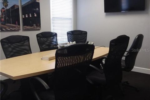 Propiedad comercial en alquiler en Tampa, Florida, 1731.33 m2 № 584407 - foto 14
