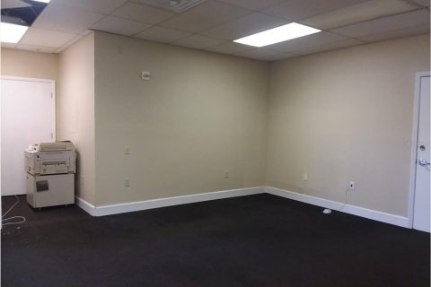 Propiedad comercial en alquiler en Tampa, Florida, 1731.33 m2 № 584407 - foto 19