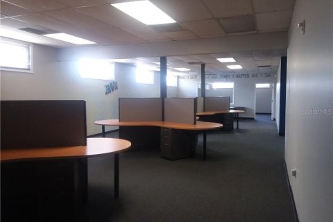 Propiedad comercial en alquiler en Tampa, Florida, 1731.33 m2 № 584407 - foto 11