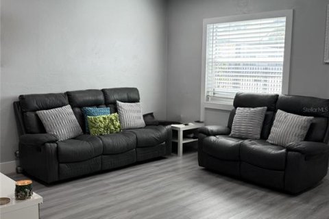 House in Miami, Florida 5 bedrooms, 172.33 sq.m. № 1717121 - photo 8