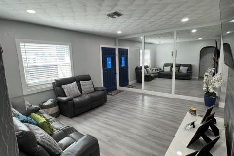 House in Miami, Florida 5 bedrooms, 172.33 sq.m. № 1717121 - photo 7