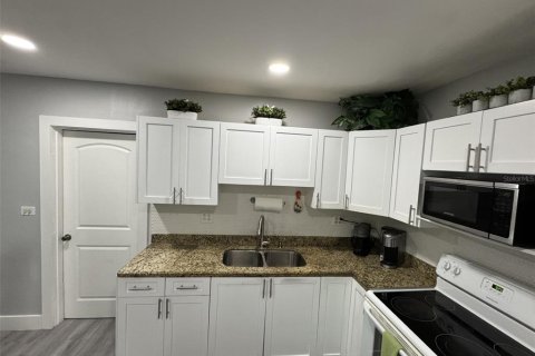 House in Miami, Florida 5 bedrooms, 172.33 sq.m. № 1717121 - photo 15