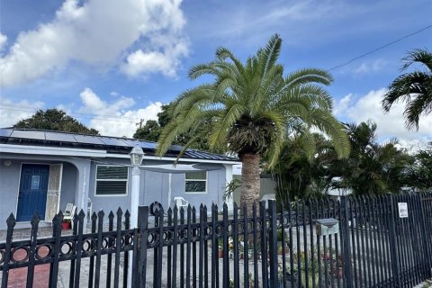 House in Miami, Florida 5 bedrooms, 172.33 sq.m. № 1717121 - photo 1