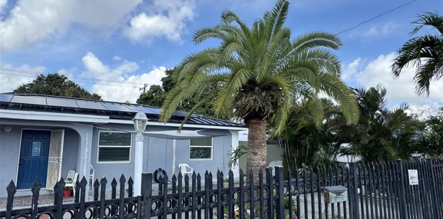House in Miami, Florida 5 bedrooms, 172.33 sq.m. № 1717121