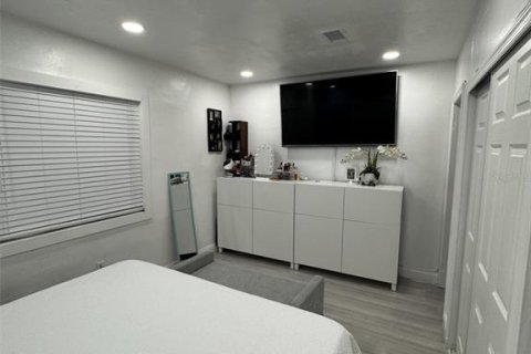 House in Miami, Florida 5 bedrooms, 172.33 sq.m. № 1717121 - photo 24