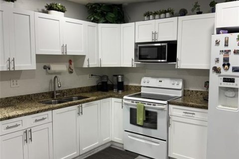 House in Miami, Florida 5 bedrooms, 172.33 sq.m. № 1717121 - photo 13