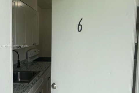 Condo in Miami, Florida, 1 bedroom  № 2067455 - photo 13
