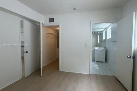 Condo in Miami, Florida, 1 bedroom  № 2067455 - photo 8