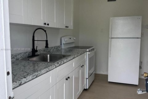 Condo in Miami, Florida, 1 bedroom  № 2067455 - photo 2