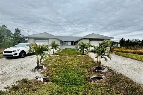 Propiedad comercial en venta en Lehigh Acres, Florida, 6 dormitorios, 214.23 m2 № 1532511 - foto 2