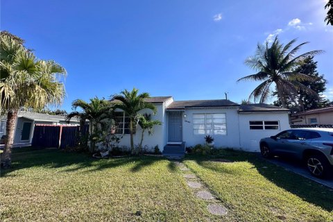 House in Miami, Florida 3 bedrooms, 205.87 sq.m. № 2029160