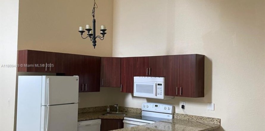 Townhouse in Lauderhill, Florida 2 bedrooms, 78.87 sq.m. № 1749897