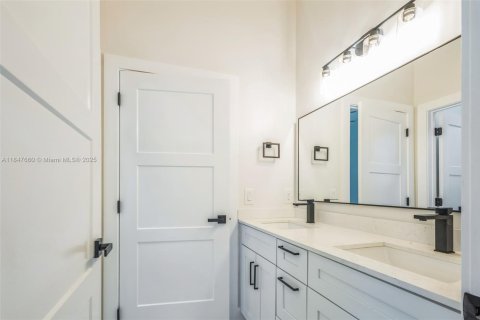 House in Coral Springs, Florida 6 bedrooms, 386.1 sq.m. № 1848349 - photo 6