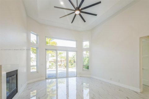 House in Coral Springs, Florida 6 bedrooms, 386.1 sq.m. № 1848349 - photo 21