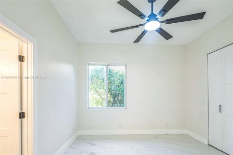 House in Coral Springs, Florida 6 bedrooms, 386.1 sq.m. № 1848349 - photo 17