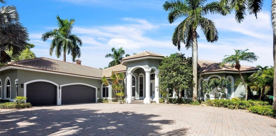 House in Coral Springs, Florida 6 bedrooms, 386.1 sq.m. № 1848349