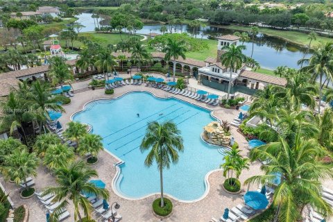 House in Coral Springs, Florida 6 bedrooms, 386.1 sq.m. № 1848349 - photo 30