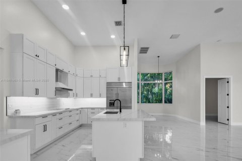 House in Coral Springs, Florida 6 bedrooms, 386.1 sq.m. № 1848349 - photo 3