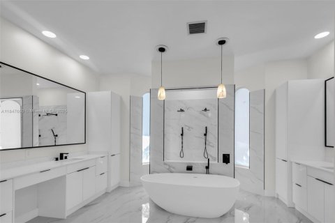 House in Coral Springs, Florida 6 bedrooms, 386.1 sq.m. № 1848349 - photo 2