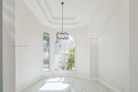 House in Coral Springs, Florida 6 bedrooms, 386.1 sq.m. № 1848349 - photo 10