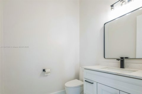 House in Coral Springs, Florida 6 bedrooms, 386.1 sq.m. № 1848349 - photo 20