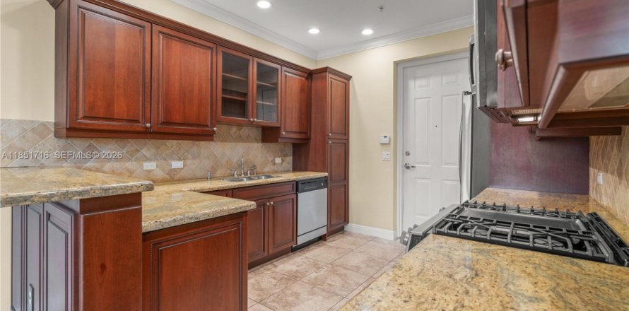Townhouse in Sunrise, Florida 3 bedrooms, 188.13 sq.m. № 2172374