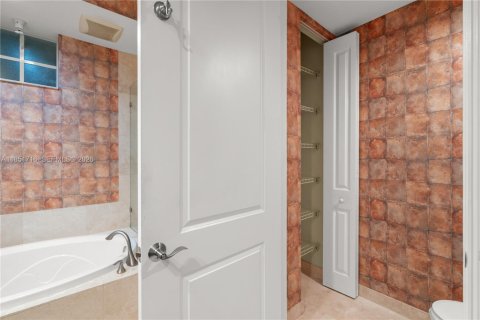 Townhouse in Sunrise, Florida 3 bedrooms, 188.13 sq.m. № 2172374 - photo 30