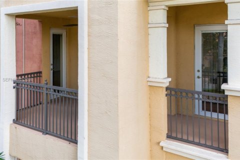 Townhouse in Sunrise, Florida 3 bedrooms, 188.13 sq.m. № 2172374 - photo 23