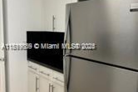 Condo in Surfside, Florida, 1 bedroom  № 1777719 - photo 5