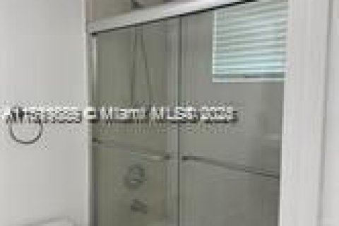 Condo in Surfside, Florida, 1 bedroom  № 1777719 - photo 10