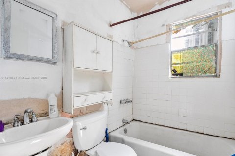 House in Miami, Florida 2 bedrooms, 60.39 sq.m. № 1755760 - photo 4