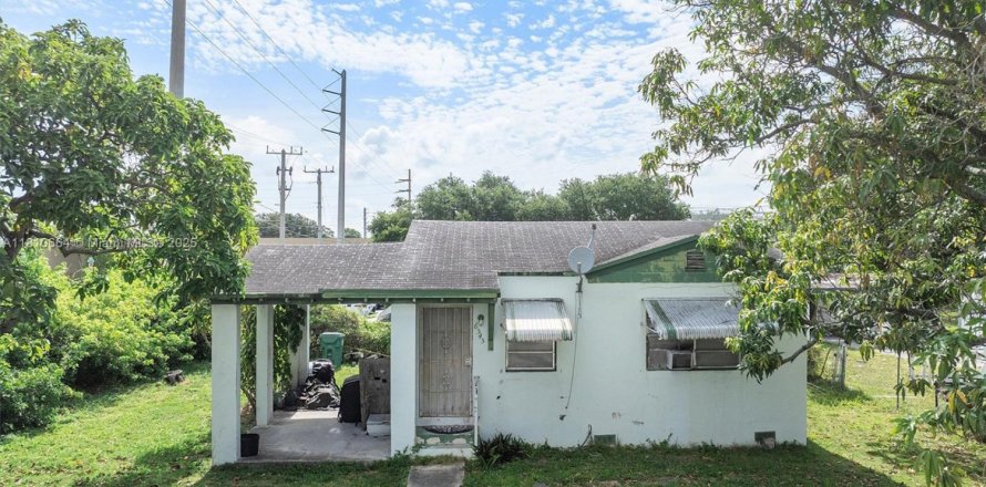 House in Miami, Florida 2 bedrooms, 60.39 sq.m. № 1755760