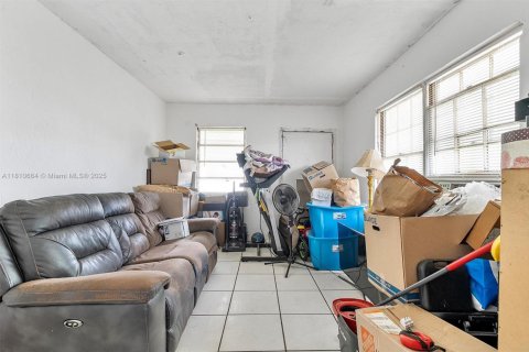 House in Miami, Florida 2 bedrooms, 60.39 sq.m. № 1755760 - photo 2