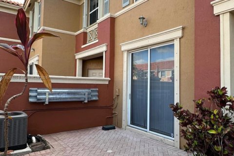 Touwnhouse à louer à Doral, Floride: 2 chambres, 91.04 m2 № 1922291 - photo 3