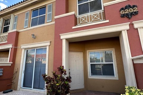 Touwnhouse à louer à Doral, Floride: 2 chambres, 91.04 m2 № 1922291 - photo 1