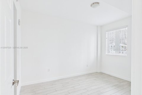 Copropriété à louer à Miami, Floride: 2 chambres, 75.62 m2 № 2407337 - photo 16